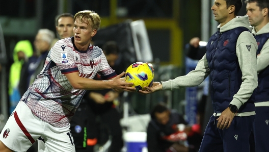 Foto Alessandro Garofalo/LaPresse 10 dicembre  2023 Salerno, Italia sport calcio Salernitana vs Bologna   - Campionato di calcio Serie A Tim 2023/2024 - Stadio Arechi. Nella foto: Victor Kristiansen (Bologna FC);  Thiago Motta allenatore (Bologna FC);     December 10  2023 Salernitana vs Bologna - Italian Football Championship League league  A  2023/2024 - Arechi stadium. In the pic: Victor Kristiansen (Bologna FC);  Thiago Motta coach (Bologna FC);