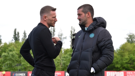 MILAN, ITALY - MAY 12: (L-R) Head Coach Ignazio Abate of AC Milan U19 speaks with Head Coach Cristian Chivu of FC Internazionale U19 during the Primavera 1 match between AC Milan U19 and FC Internazionale U19 at Centro Sportivo Vismara on May 12, 2023 in Milan, Italy. (Photo by Mattia Pistoia - Inter/Inter via Getty Images)