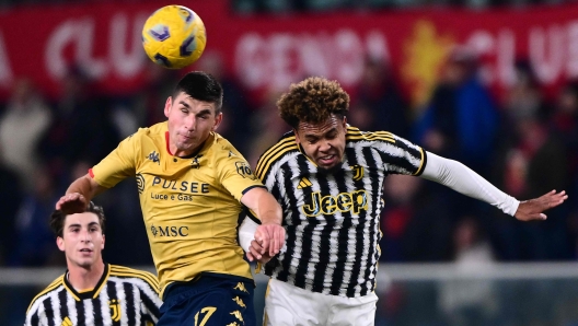 Genoa's Ukrainian midfielder #17 Ruslan Malinovskyi fights for the ball with Juventus' US midfielder #16 Weston McKennie during the Italian Serie A football match between Genoa and Juventus at the Luigi Ferraris stadium, on December 15, 2023. (Photo by Marco BERTORELLO / AFP)