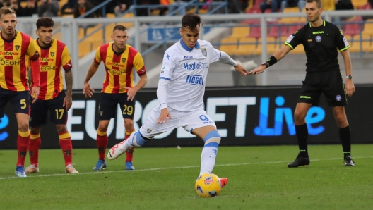 Frosinone Calcio's Kaio Jorge scores the penalty goal during the Italian Serie A soccer match US Lecce - Frosinone Calcio at the Via del Mare stadium in Lecce, Italy, 16 december 2023. ANSA/ABBONDANZA SCURO LEZZI