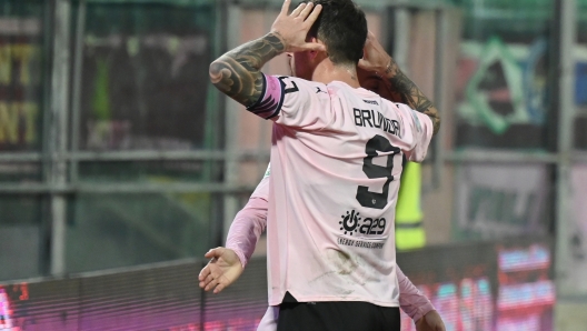 Foto Giovanni Isolino/LaPresse 16 Dicembre 2023 Palermo, Italia - sport, calcio - Palermo vs Pisa - Campionato di calcio Serie B 2023/2024 - Stadio Renzo Barbera. Nella foto: goal 2-0 Matteo Luigi Brunori -   December 16, 2023 Palermo, Italy - sport, soccer - Palermo vs Pisa - Italian Football Championship League B 2023/2024 - Renzo Barbera stadium. In the pic: goal 2-0 Matteo Luigi Brunori -