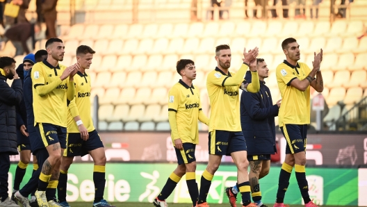 Foto Massimo Paolone/LaPresse 16 Dicembre 2023 Modena, Italia - sport, calcio - Modena vs Cittadella - Campionato di calcio Serie BKT 2023/2024 - Stadio Alberto Braglia. Nella foto: i giocatori del Modena salutano i tifosi del Modena a fine partita   December 16, 2023 Modena, Italy - sport, soccer - Modena vs Cittadella - Italian Football Championship League BKT 2023/2024 - Alberto Braglia stadium. In the pic: the players of Modena greet the fans of Modena at the end of the match