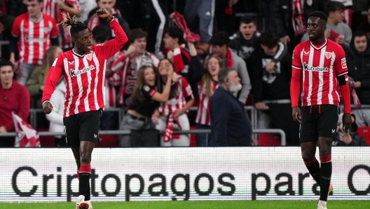 BILBAO, SPAIN - DECEMBER 16: Nico Williams of Athletic Club (L) celebrates after scoring their team's second goal during the LaLiga EA Sports match between Athletic Bilbao and Atletico Madrid at Estadio de San Mames on December 16, 2023 in Bilbao, Spain. (Photo by Juan Manuel Serrano Arce/Getty Images)