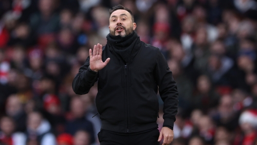 LONDON, ENGLAND - DECEMBER 17: Brighton manager, Roberto De Zerbi gives instructions during the Premier League match between Arsenal FC and Brighton & Hove Albion at Emirates Stadium on December 17, 2023 in London, England. (Photo by Richard Heathcote/Getty Images)