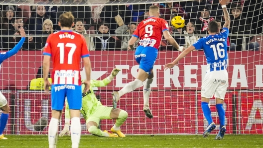 epa11036489 Girona forward Artem Dovbyk (2R) scores the 1-0 goal during the Spanish LaLiga match between Girona FC and Alaves, in Girona, Spain, 18 December 2023.  EPA/David Borrat