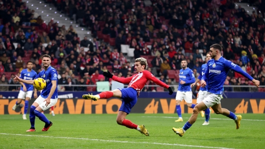 MADRID, SPAIN - DECEMBER 19: Antoine Griezmann of Atletico Madrid scores their team's first goal during the LaLiga EA Sports match between Atletico Madrid and Getafe CF at Civitas Metropolitano Stadium on December 19, 2023 in Madrid, Spain. (Photo by Florencia Tan Jun/Getty Images)