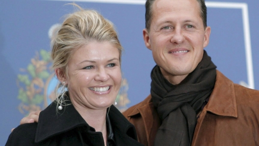 epa01157388 Germany seven-time Formula One World Champion Michael Schumacher (R) and his wife Corinna (L) before a meeting with Spain's Prince and Princess of Asturias 26 October 2007 at the Hotel Reconquista in Oviedo, province of Asturias, ahead of the 2007 Prince of Asturias Award Ceremony which will take place tonight at the Campoamor Theatre. Schumacher has been awarded the Prince of Asturias 2007 in the Sports Category.  EPA/J.L.Cereijido