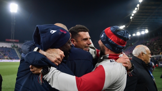 Foto Massimo Paolone/LaPresse 17 Dicembre 2023 - Bologna, Italia - sport, calcio - Bologna vs Roma - Campionato italiano di calcio Serie A TIM 2023/2024 - Stadio Renato Dall?Ara. Nella foto: Thiago Motta (Bologna F.C.) esulta per la vittoria con il suo staff  December 17, 2023 Bologna, Italy - sport, calcio - Bologna vs Roma - Italian Serie A Football Championship 2023/2024 - Renato Dall?Ara Stadium. In the pic: Thiago Motta (Bologna F.C.) celebrates for the victory with his staff