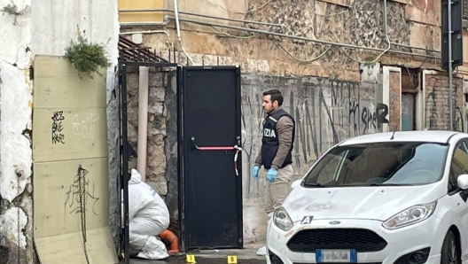 I rilievi degli agenti della scientifica in via Pasquale Calvi a Palermo, dove un giovane di 22 anni, Rosolino Celesia,  stato ferito con colpi di pistola nel corso di una lite durante la notte, 21 dicembre 2023. Trasportato nell'ospedale al Civico, probabilmente da qualche conoscente,  morto poco dopo il suo arrivo. Le indagini sono condotte dalla squadra mobile di Palermo. ANSA/ IGNAZIO MARCHESE