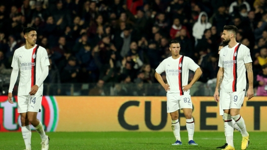 AC Milan's Dutch midfielder #14 Tijjani Reijnders (L), AC Milan's Serbian defender #82 Jan-Carlo Simic (C) and AC Milan's French forward #9 Olivier Giroud react as they walk the pitch during the Italian Serie A football match US Salernitana vs AC Milan at the Arechi Stadium in Salerno on December 22, 2023. (Photo by CARLO HERMANN / AFP)