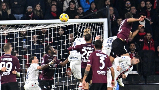 Salernitanas Federico Fazio scores the goal during the Italian Serie A soccer match US Salernitana vs AC Milan at the Arechi stadium in Salerno, Italy, 22 December 2023. ANSA/MASSIMO PICA