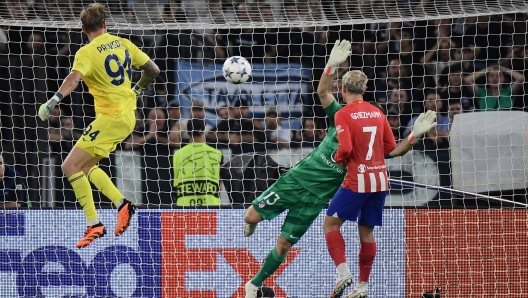 TOPSHOT - Lazio's Italian goalkeeper #94 Ivan Provedel (L) scores in the last minute during the UEFA Champions League 1st round group E football match between Lazio and Atletico Madrid at the Olympic stadium in Rome on September 19, 2023. (Photo by Filippo MONTEFORTE / AFP)