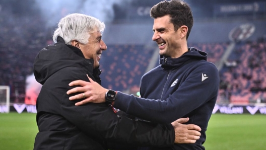 BOLOGNA, ITALY - JANUARY 09: Gian Piero Gasperini head coach of Atalanta BC embraces Thiago Motta head coach of Bologna FC during the Serie A match between Bologna FC and Atalanta BC at Stadio Renato Dall'Ara on January 09, 2023 in Bologna, . (Photo by Alessandro Sabattini/Getty Images)