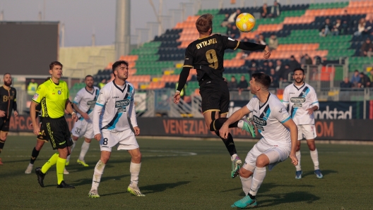 Foto Mattia Radoni/LaPresse 23 Dicembre 2023 Venezia, Italia - sport, calcio - Venezia vs Lecco - Campionato di calcio Serie BKT 2023/2024 - Stadio Pier Luigi Penzo. Nella foto: Christian Gytkjaer (Venezia) 

December 23, 2023 Venice, Italy - sport, soccer - Venezia vs Lecco  - Italian Football Championship League BKT 2023/2024 - Pier Luigi Penzo stadium. In the pic: Christian Gytkjaer (Venezia)