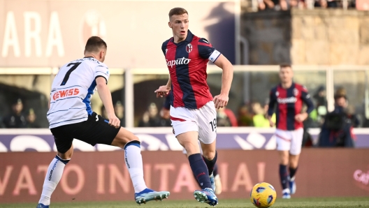 Foto Massimo Paolone/LaPresse 23 Dicembre 2023 - Bologna, Italia - sport, calcio - Bologna vs Atalanta - Campionato italiano di calcio Serie A TIM 2023/2024 - Stadio Renato Dall?Ara. Nella foto: Lewis Ferguson (Bologna FC) in azione contrastato da Teun Koopmeiners (Atalanta BC)   December 23, 2023 Bologna, Italy - sport, calcio - Bologna vs Atalanta - Italian Serie A Football Championship 2023/2024 - Renato Dall?Ara Stadium. In the pic: Lewis Ferguson (Bologna FC) competes for the ball with Teun Koopmeiners (Atalanta BC)