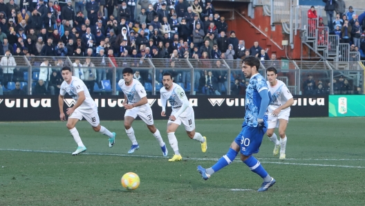 Foto Antonio Saia/LaPresse 23 Dicembre 2023 Como -  Italia - sport, calcio - Como vs Palermo - Campionato di calcio Serie BKT 2023/2024  - Stadio Comunale G. Sinigaglia - Nella foto:  Simone Verdi (Como 1907) rigore gol  December 23, 2023 Como - Italy - sport, soccer - Como vs Palermo  - BKT Football Championship 2023/2024 - G. Sinigaglia Stadium - In the picture: Simone Verdi (Como 1907) goal