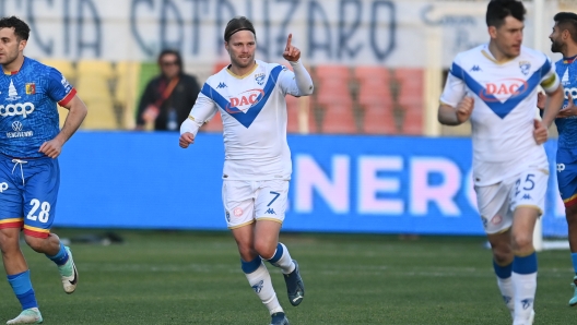 Foto Francesco Mazzitello/LaPresse 23  Dicembre  2023 Catanzaro, Italia - sport, calcio - Catanzaro vs Brescia    - Campionato di calcio Serie BKT 2023/2024 -  Stadio  - Nicola Ceravolo Nella foto:  Brescia esultanza Dicembre 23 , 2023 Catanzaro, Italy - sport, soccer - Catanzaro vs Brescia  -  Italian Football Championship League BKT 2023/2024 - Nicola Ceravolo In the pic: Brescia Celebrates