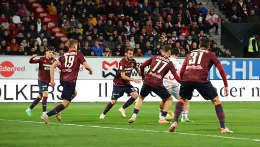 Foto Emilio Bordoni/LaPresse 23 Dicembre 2023 Bolzano (Italia) sport, calcio - Sudtirol vs Reggiana  - Campionato di Serie BKT 2023/2024 -  Stadio Druso - Nella foto:  Filippo Romagna, Przemyslaw Szyminski e Elvis Kabashi circondano Nicola Rauti   December 23 , 2023 Bolzano (Italy) sport, football - SudTirol vs Reggiana  - BKT Serie Championship 2023/2024 - Druso Stadium In The pic Filippo Romagna, Przemyslaw Szyminski e Elvis Kabashi circondano Nicola Rauti