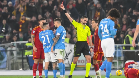 ROME, ITALY - DECEMBER 23: Matteo Politano of SSC Napoli is shown the red card from the referee Andrea Colombo during the Serie A TIM match between AS Roma and SSC Napoli at Stadio Olimpico on December 23, 2023 in Rome, Italy. (Photo by Fabio Rossi/AS Roma via Getty Images)