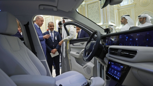 This handout image provided by the Turkish Presidency Press Office shows Turkey's President Recep Tayyip Erdogan gifting the first domestically produced electric car 'Togg' to UAE's President Mohamed bin Zayed al-Nahyan in Abu Dhabi on July 19, 2023. (Photo by HANDOUT / TURKISH PRESIDENTIAL PRESS SERVICE / AFP) / === RESTRICTED TO EDITORIAL USE - MANDATORY CREDIT "AFP PHOTO / TURKISH PRESIDENCY- NO MARKETING NO ADVERTISING CAMPAIGNS - DISTRIBUTED AS A SERVICE TO CLIENTS ===