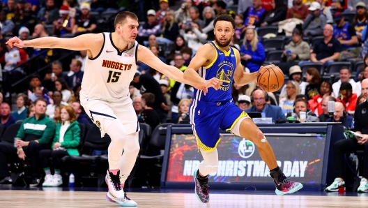 DENVER, COLORADO - DECEMBER 25: Stephen Curry #30 of the Golden State Warriors drives past Nikola Jokic #15 of the Denver Nuggets at Ball Arena on December 25, 2023 in Denver, Colorado. NOTE TO USER: User expressly acknowledges and agrees that, by downloading and/or using this Photograph, user is consenting to the terms and conditions of the Getty Images License Agreement.   Jamie Schwaberow/Getty Images/AFP (Photo by Jamie Schwaberow / GETTY IMAGES NORTH AMERICA / Getty Images via AFP)