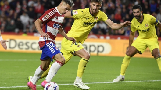 epa10949614 Granada's forward Bryan Zaragoza (L) in action against Villarreal's Matteo Gabbia (C) during the Spanish LaLiga soccer match between Granada CF and Villarreal CF, in Granada, southern Spin, 30 October 2023.  EPA/MIGUEL ANGEL MOLINA