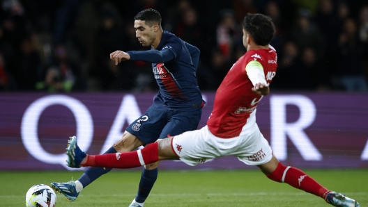 epa10993329 Paris Saint Germain's Achraf Hakimi (L) and Monaco's Guillermo Maripan (R) in action during the French Ligue 1 match between Paris Saint-Germain and Monaco in Paris, France, 24 November 2023.  EPA/YOAN VALAT