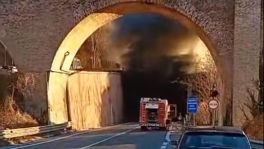 Scontro tra un pullman di ragazzi in gita e un'ambulanza della Croce Rossa nella galleria sulla SS73 bis, la cosiddetta "bretella" tra Urbino e Fermignano. Nell'urto il mezzo di soccorso si è incendiato e una densa nube di fumo ha invaso la galleria e ne è fuoriuscita. Nell'incidente sono morte quattro persone. Lo fa sapere l'Anas. Le quattro vittime erano a bordo dell'ambulanza: si dovrebbe trattare dell'equipaggio e di una persona trasportata. Dall'ospedale di Torrette di Ancona si è levata un'eliambulanza, ma, stando a quanto si è appreso, per le vittime non c'era già più nulla da fare. Sarebbero invece illesi i ragazzi che viaggiavano a bordo del pullman, proveniente dal sud delle Marche, 27 dicembre 2023.   NPK    Facebook / Michele Pierini   +++ATTENZIONE LA FOTO NON PUO' ESSERE PUBBLICATA O RIPRODOTTA SENZA L'AUTORIZZAZIONE DELLA FONTE DI ORIGINE CUI SI RINVIA+++   +++NO SALES; NO ARCHIVE; EDITORIAL USE ONLY+++