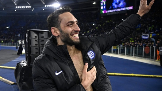 InterÕs Hakan Calhanoglu celebrates the victory during the Serie A soccer match between SS Lazio and FC Inter at the Olimpico stadium in Rome, Italy, 17 December 2023. ANSA/RICCARDO ANTIMIANI