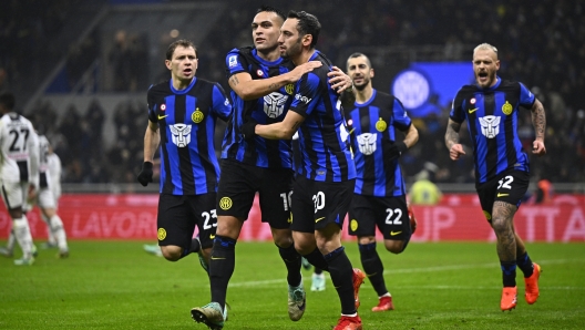 MILAN, ITALY - DECEMBER 09: Lautaro Martinez of FC Internazionale celebrates after scoring his team's fourth goal with teammate Hakan Calhanoglu during the Serie A TIM match between FC Internazionale and Udinese Calcio at Stadio Giuseppe Meazza on December 09, 2023 in Milan, Italy. (Photo by Mattia Ozbot - Inter/Inter via Getty Images)