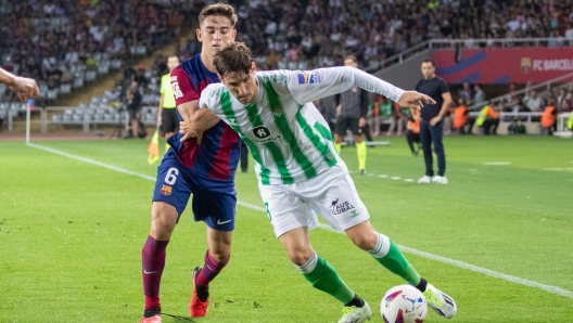 epa10865300 Barcelona's midfielder Pablo Gavi (L) duels for the ball with Betis' defender Juan Miranda (R) during the LaLiga soccer match between FC Barcelona and Real Betis, in Barcelona, Catalonia, Spain, 16 September 2023.  EPA/MARTA PEREZ