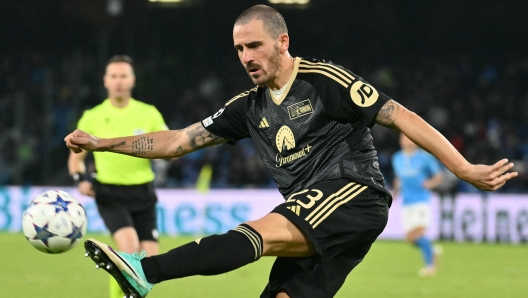 Union Berlin's Italian defender #23 Leonardo Bonucci kicks the ball during the UEFA Champions League 1st round day 4 Group C football match Napoli vs Union Berlin at the Diego Armando Maradona stadium in Naples on November 8, 2023. (Photo by Alberto PIZZOLI / AFP)