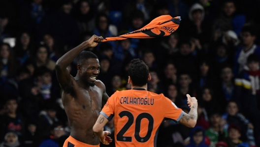 Inter Milan's French forward #09 Marcus Thuram celebrates with Inter Milan's Turkish midfielder #20 Hakan Calhanoglu after scoring the team's third goal during the Italian Serie A football match between Napoli and Inter Milan on December 03, 2023 at the Diego Armando Maradona stadium in Naples. (Photo by Filippo MONTEFORTE / AFP)