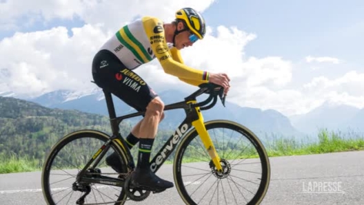 Ciclismo sotto shock per l'arresto del campione australiano Rohan Dennis. E' accusato di aver investito e ucciso la moglie, la 32enne Melissa Hoskings. Secondo gli inquirenti con il suo Van grigio avrebbe volutamente travolto la donna in un quartiere dellazona nord di Adelaide, in Australia, dove la coppia viveva con i due figli. Inutile la corsa in ospedale dove Melissa è morta poche ore dopo il ricovero.
Lo scorso febbraio Dennis, 33 anni, aveva annunciato che si sarebbe ritirato alla fine della stagione ringraziando la moglie sui social: "Grazie Melissa per avermi supportato per tutta la mia carriera e per avermi donato i migliori figli che avrei mai potuto chiedere", aveva scritto.

Il campione australiano in carriera ha vinto due titoli mondiali nella cronometro individuale e due nella cronometro a squadre, e un bronzo olimpico a cronometro. Su pista si è invece aggiudicato un argento olimpico e due titoli mondiali nell'inseguimento a squadre, e nel 2015 ha detenuto per 83 giorni il record dell'ora.