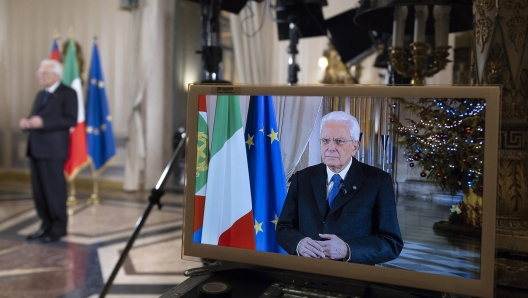 Il Presidente della Repubblica, Sergio Mattarella, durante il discorso di fine anno, 31 dicembre 2023. NPK Frame da Rai1 +++ATTENZIONE LA FOTO NON PUO' ESSERE PUBBLICATA O RIPRODOTTA SENZA L'AUTORIZZAZIONE DELLA FONTE DI ORIGINE CUI SI RINVIA+++ +++NO SALES; NO ARCHIVE; EDITORIAL USE ONLY+++