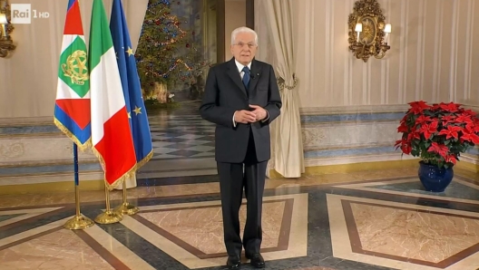 Il Presidente della Repubblica, Sergio Mattarella, durante il discorso di fine anno, 31 dicembre 2023. NPK Frame da Rai1 +++ATTENZIONE LA FOTO NON PUO' ESSERE PUBBLICATA O RIPRODOTTA SENZA L'AUTORIZZAZIONE DELLA FONTE DI ORIGINE CUI SI RINVIA+++ +++NO SALES; NO ARCHIVE; EDITORIAL USE ONLY+++