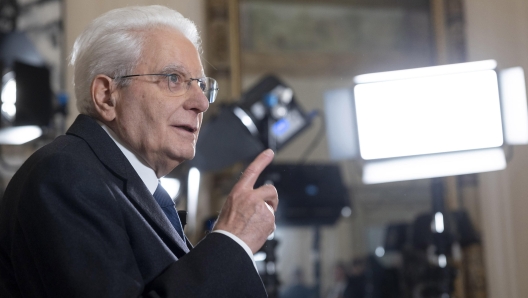 Il Presidente della Repubblica, Sergio Mattarella, durante il discorso di fine anno, 31 dicembre 2023. NPK Frame da Rai1 +++ATTENZIONE LA FOTO NON PUO' ESSERE PUBBLICATA O RIPRODOTTA SENZA L'AUTORIZZAZIONE DELLA FONTE DI ORIGINE CUI SI RINVIA+++ +++NO SALES; NO ARCHIVE; EDITORIAL USE ONLY+++