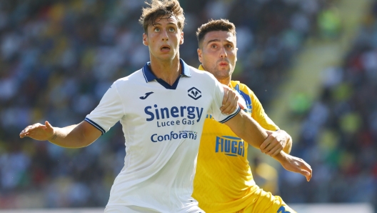 Filippo Terracciano of Verona (L) vies for the ball with Riccardo Marchizza of Frosinone (R) during the Serie A soccer match between Frosinone Calcio and Hellas Verona FC at Benito Stirpe stadium in Frosinone, Italy, 8 October 2023. ANSA/FEDERICO PROIETTI