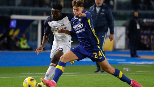 VERONA, ITALY - NOVEMBER 27: Filippo Terracciano of Verona challenges for the ball Lameck Banda of Lecce during the Serie A TIM match between Hellas Verona FC and US Lecce at Stadio Marcantonio Bentegodi on November 27, 2023 in Verona, Italy. (Photo by Timothy Rogers/Getty Images)