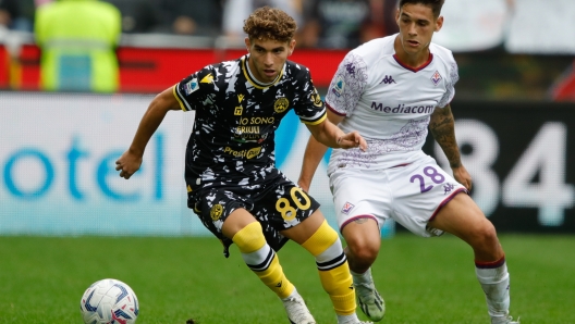 UDINE, ITALY - SEPTEMBER 24: Simone Pafundi of Udinese battles for possession with Lucas Quarta of Fiorentina during the Serie A TIM match between Udinese Calcio and ACF Fiorentina at Udinese Arena on September 24, 2023 in Udine, Italy. (Photo by Timothy Rogers/Getty Images)