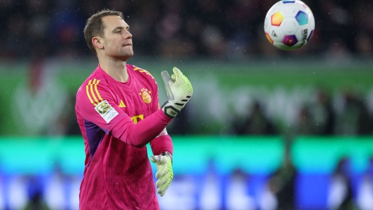 Bayern Munich's German goalkeeper #01 Manuel Neuer throws the ball during the German first division Bundesliga football match between VfL Wolfsburg and FC Bayern Munich in Wolfsburg, on December 20, 2023. (Photo by Ronny HARTMANN / AFP) / DFL REGULATIONS PROHIBIT ANY USE OF PHOTOGRAPHS AS IMAGE SEQUENCES AND/OR QUASI-VIDEO