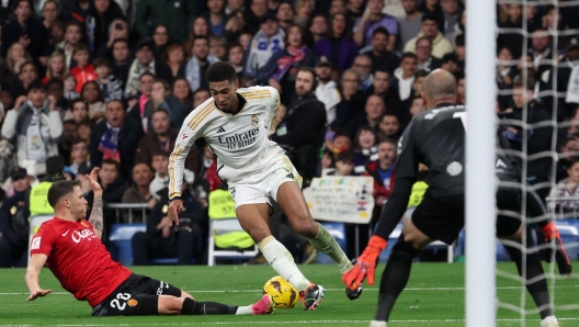 Real Madrid's English midfielder #5 Jude Bellingham vies with Real Mallorca's Uruguayan defender #20 Giovanni Gonzalez during the Spanish league football match between Real Madrid CF and RCD Mallorca at the Santiago Bernabeu stadium in Madrid on January 3, 2024. (Photo by Pierre-Philippe MARCOU / AFP)