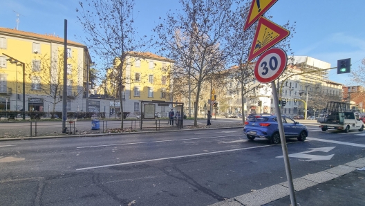 Carabinieri sul posto dove la scorsa notte un ragazzo ha teso un cavo di acciaio ad altezza d'uomo, perpendicolare alla carreggiata, legandolo ad un albero, Milano, 4 Gennaio 2024. ANSA/ ANDREA FASANI