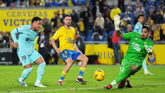 LAS PALMAS, SPAIN - JANUARY 04: Vitor Roque of FC Barcelona shoots and misses during the LaLiga EA Sports match between UD Las Palmas and FC Barcelona at Estadio Gran Canaria on January 04, 2024 in Las Palmas, Spain. (Photo by Angel Martinez/Getty Images)