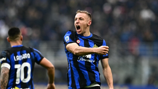 Inter Milan's Italian midfielder #16 Davide Frattesi celebrates after scoring his team's second goal during the Italian Serie A football match between Inter Milan and Hellas Verona at the Giuseppe-Meazza (San Siro) Stadium in Milan on January 6, 2024. (Photo by GABRIEL BOUYS / AFP)