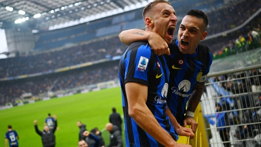 MILAN, ITALY - JANUARY 06: Davide Frattesi of FC Internazionale celebrates with teammate Lautaro Martinez after scoring their team's second goal during the Serie A TIM match between FC Internazionale and Hellas Verona FC at Stadio Giuseppe Meazza on January 06, 2024 in Milan, Italy. (Photo by Mattia Ozbot - Inter/Inter via Getty Images)