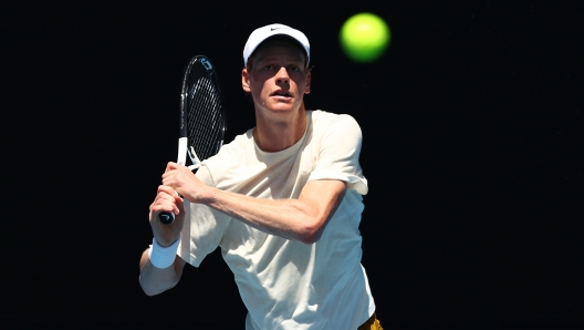 MELBOURNE, AUSTRALIA - JANUARY 06: Jannik Sinner of Italy plays a backhand during a training session ahead of the 2024 Australian Open at Melbourne Park on January 06, 2024 in Melbourne, Australia. (Photo by Graham Denholm/Getty Images)