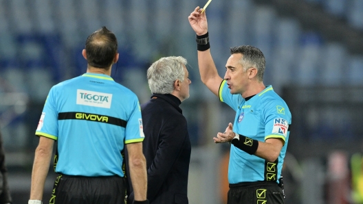 Foto Alfredo Falcone/LaPresse 07 Gennaio 2024 - Roma, Italia - sport, calcio - Roma vs Atalanta - Campionato italiano di calcio Serie A TIM 2023/2024 - Stadio Olimpico di Roma.  Nella foto:Gianluca Aureliano mostra il cartellino giallo nei confronti di Jose’ Mourinho (head coach AS Roma)  Foto Alfredo Falcone/LaPresse January 07, 2024 Rome, Italy - sport, soccer - Roma vs Atalanta - Italian Serie A Football Championship 2023/2024 - Olimpic Stadium în Rome.  In the pic: Gianluca Aureliano shows the yellow card against Jose' Mourinho (head coach AS Roma)