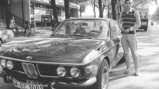 Franz Beckenbauer posa con la sua Bmw 2800 CS