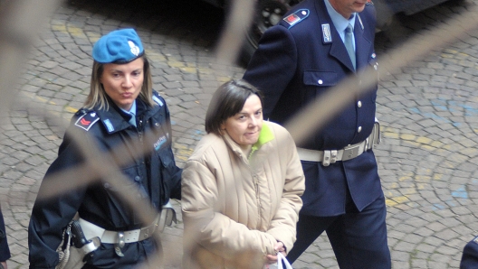 Rosa Bazzi accusata con il marito Olindo Romano,  della strage di Erba, in tribunale a Milano in una foto d'archivio. MATTEO BAZZI / ANSA /DC